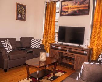 Immaculate furnished 1-Bedroom Apartment - Queens - Living room
