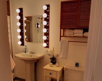 Private Suite in charming Olde Towne. Walking distance to everything fun in town - Burien - Bathroom