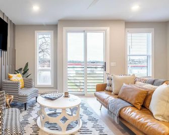 Monty By Avantstay 4bdr 4ba Balcony W Outdoor Seating 5mins To Dt - Nashville - Wohnzimmer
