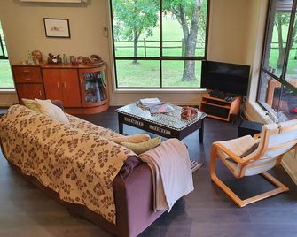 The perfect getaway from the hustle and bustle of civilisation. - Mittagong - Living room
