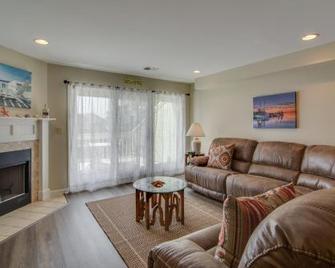 Mariner's Walk 8 A by RedAwning - Isle of Palms - Вітальня