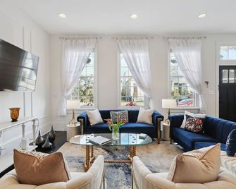 Hotel luxury meets NOLA charm! - New Orleans - Living room