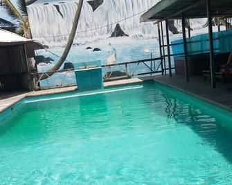 Mini Resort on seaside with restaurant on the beach large choice of rooms - Kribi - Piscina
