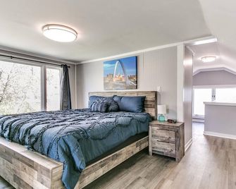 Spacious Valley Junction Retreat - West Des Moines - Bedroom