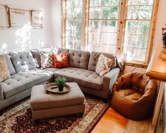 Historic Mansion with Million Views - Logan - Living room