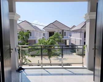 4 Bedroom Private Villa & Swimming Pool with Fitness - Battambang - Balcony