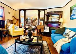 Prominent Pampering Victorian 3400 sq ft Sleeps 4-10 - - Lakewood - Living room