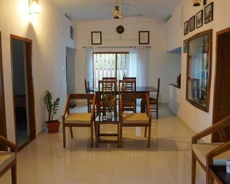 3 Bedroom Gated Farm House with ample parking - Pala - Dining room