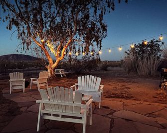 Kick back at The Easy Does It Ranch - fast internet - Landers - Patio