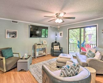 Mount Ida Condo w/ Balcony + Resort Amenities - Mount Ida - Living room