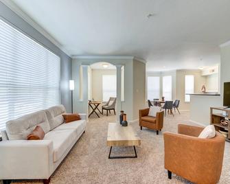 Serene Escape in the Pines - The Woodlands - Living room