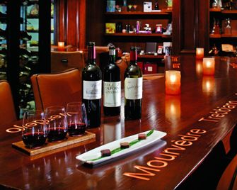 Holiday Inn Express & Suites Albany Oregon by IHG - Albany - Bar