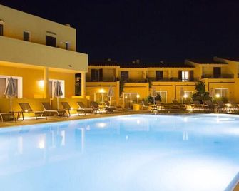 Blu Hotel Laconia Village - ארצאקנה - בריכה