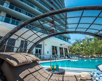 Bwalk Resort Rentals - Hollywood - Piscina