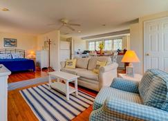 Sunlit woodland view studio with private deck & WiFi - near beaches/trails/town - Edgartown - Living room