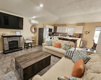Enjoy this entire home near Death Valley National Park 25 minute to Junction - Amargosa Valley - Living room