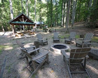 Good Times cabin at Cabin Fever in NC - Saluda - Binnenhof