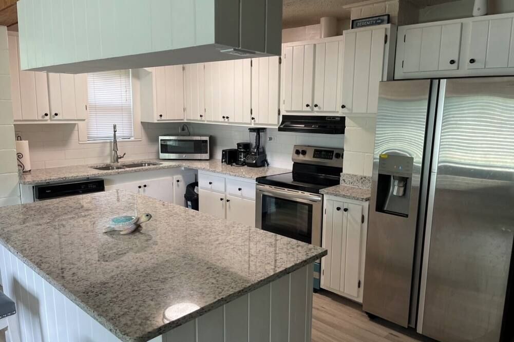 Peaceful Riverfront Cottage with a dock on 1.5 Acres. - Jacksonville - Cucina