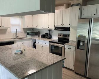 Peaceful Riverfront Cottage with a dock on 1.5 Acres. - Jacksonville - Küche