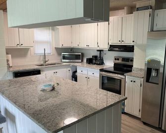 Peaceful Riverfront Cottage with a dock on 1.5 Acres. - Jacksonville - Cucina