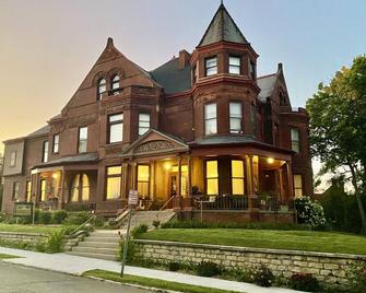 Vineyard Mansion - Benjamin Room - King Bed - St. Joseph - Edificio