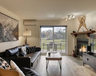 Cozy Chalet on the 9th Hole La Bête Pool Golf - Mont-Tremblant - Living room