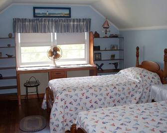 Charming Country Home, Minutes to Sandy beaches, in the Heart of Wine Country - Cutchogue - Bedroom