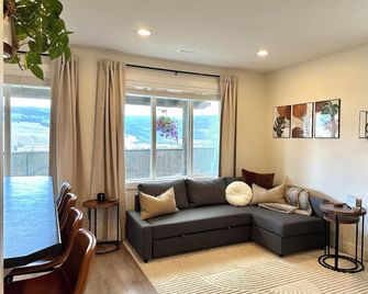 The Sunrise Suite: Bright | Modern | Beautiful (Fully Registered w/ Regulations) - Lake Country - Вітальня
