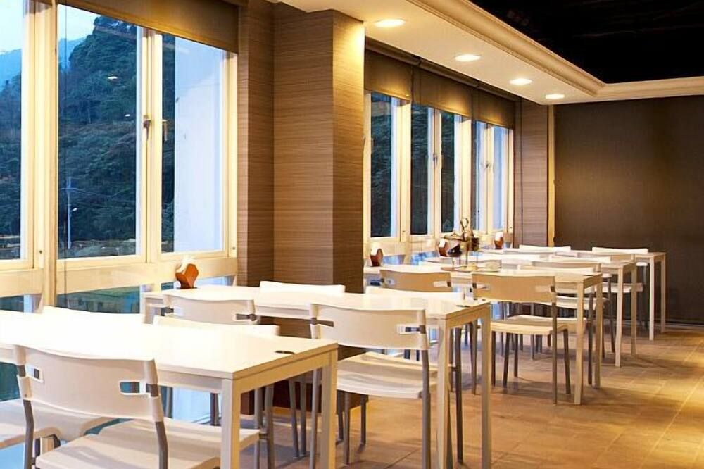 Lakeside Resort Hotel