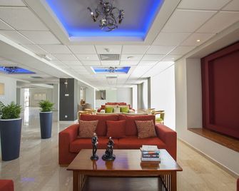 Mayfair Gardens - פאפוס - לובי