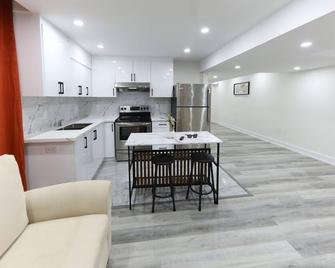 Clean & Cozy Home Near Downtown - Alliston - Kitchen