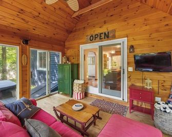 Sun-Dappled Suissevale Cape Close to Lake & Beach - Center Harbor - Living room