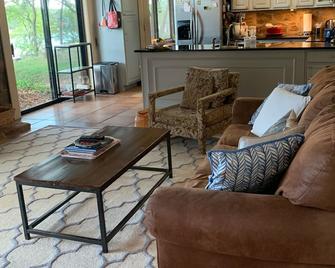 Quaint Waterfront Home On Large Lot -Deep Water, Private Dock , Gorgeous Sunsets - Graham - Living room