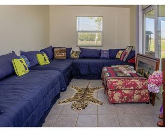 Beautiful Farmhouse in Parklike Setting - Kennewick - Living room