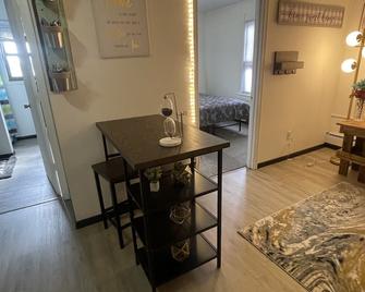 \'Prime Location Stylish 1Bedroom with Hot Tub Access, across street from Legion - Mountain Iron - Dining room