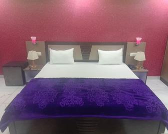 Hotek Aarti Inn - Ballia - Bedroom