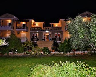 Manto Studios - Tyros - Edificio