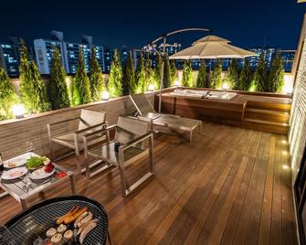 Goyang Hotel Yuji - Goyang - Balkon