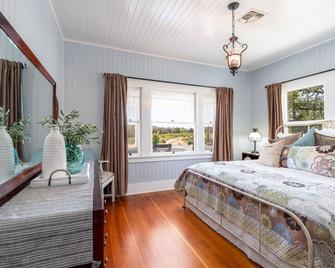 Beautiful Vineyard Farmhouse - Ukiah - Bedroom