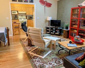 Peaceful Garden Cottage, Close to Mt. Tabor Park & Downtown Bus - Portland - Living room