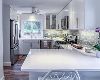 Sweet Walloon Lake Cottage - Petoskey - Kitchen