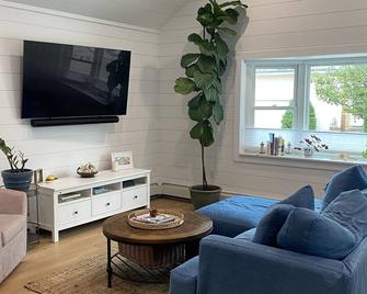 Elegant Beach House, 2 Blocks from Beach, 45 Minutes from NYC - Point Lookout - Sala de estar