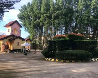 Lazy Daze Pagadian Staycation -2br W/Ac; Free Parking! - Pagadian