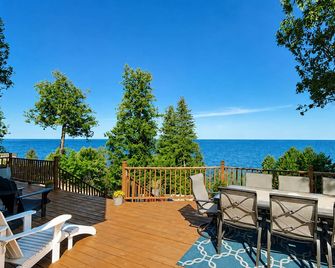 5 Bedroom Waterfront: Perfect Door County Getaway - best ice fishing steps away - Algoma - Balcón