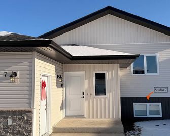 Studio 7 – Mighty, Modern, Fully Equipped - Winkler - Bâtiment