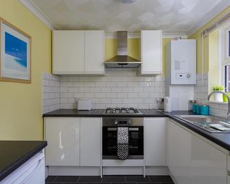 Stopover At Lowcay Apartment D With Allocated Parking - Southsea - Kitchen