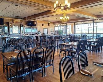 Welcoming Room with Complimentary Tasty Breakfast | Pool Access - Trinidad - Restaurant