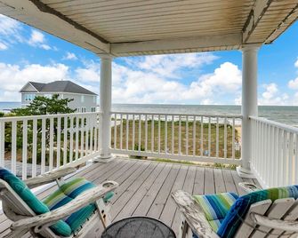 Immaculate ocean front 3 story beauty - נורפולק - מרפסת