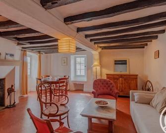 Maison 15ème siècle à Huillé, 2 ch, jardin, cheminée, proche Loir et pistes cyclables - FR-1-622-45 - Huillé-Lézigné - Sala de estar