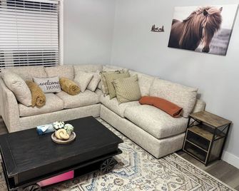 Pet Friendly 3-bedroom farmhouse in Grantville- 8 Mi from Hershey Park with pool - Grantville - Huiskamer